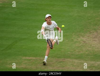 London, England: 14. Juli 2023; All England Lawn Tennis and Croquet Club, London, England: Wimbledon Tennis Tournament; Jannik Sünner (ITA) mit einem Vorsprung auf Novak Djokovic (GBR) Stockfoto