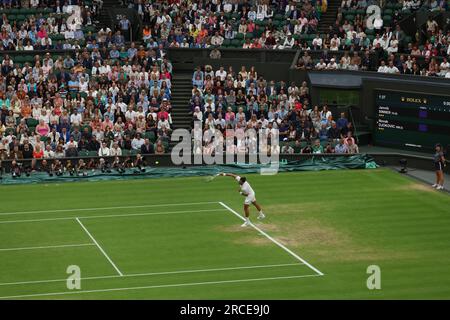 London, England: 14. Juli 2023; All England Lawn Tennis and Croquet Club, London, England: Wimbledon Tennis Tournament; Novak Djokovic (GBR) serviert Jannik Sünner (ITA) Stockfoto