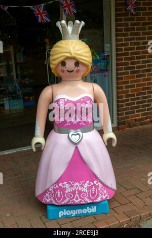 Eine riesige Playmobil-Prinzessin oder ein Queen-Model vor dem Spielzeugladen, Marlborough, Wiltshire, England, Großbritannien Stockfoto