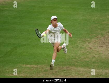 London, England: 14. Juli 2023; All England Lawn Tennis and Croquet Club, London, England: Wimbledon Tennis Tournament; Jannik Sünner (ITA) mit einem Vorsprung auf Novak Djokovic (GBR) Stockfoto