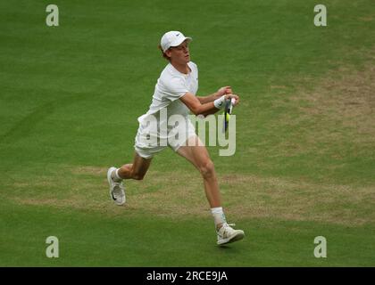 London, England: 14. Juli 2023; All England Lawn Tennis and Croquet Club, London, England: Wimbledon Tennis Tournament; Jannik Sünner (ITA) mit einem Vorsprung auf Novak Djokovic (GBR) Stockfoto