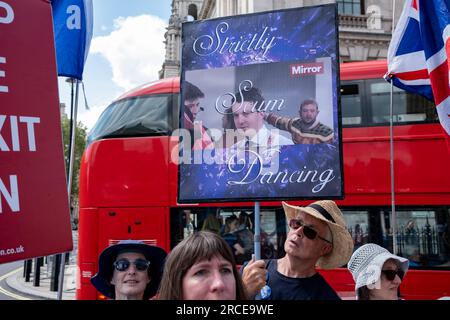 Gegen den Brexit gerichtete Demonstranten setzen ihre Kampagne gegen den Brexit und die konservative Regierung in Westminster mit einem satirischen Plakat fort, auf dem strikt Scum Dancing steht, in Bezug auf jüngstes Videomaterial, das eine Partei enthüllt, in der Tories während der Covid-19-Pandemie im Hauptquartier der Konservativen Partei tanzte, während die Abriegelung stattfand 21. Juni 2023 in London, Vereinigtes Königreich. Diese Gruppe von Demonstranten versammelt sich jeden Mittwoch vor dem parlament zu den wöchentlichen PMQ. Stockfoto