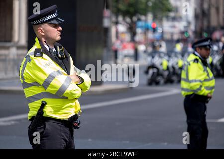 Polizeibeamte von Metropolitan, die in Whitehall Dienst haben, während der US-Präsident am 10. Juli 2023 in London, Großbritannien, zu Gesprächen mit dem britischen Premierminister in der Hauptstadt eintrifft. Die Metropolitan Police Service, früher und noch immer allgemein bekannt als Metropolitan Police, ist die territoriale Polizei, die für die Kriminalprävention und Strafverfolgung im Großraum London zuständig ist. Die MWB wurde kürzlich aufgrund der Kritik an ihrer schlechten Leistung in besondere Maßnahmen umgesetzt. Stockfoto