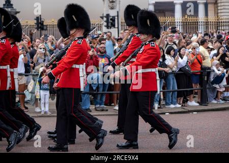 Touristen und einheimische Besucher im Buckingham Palace beobachten in großer Zahl, wie der Wachwechsel der Königsgarde, bestehend aus Coldstream Guards, der Band der Coldstream Guards und der Schotten Guards, am 9. Juli 2023 in London, Großbritannien stattfindet. Der Wachwechsel ist eine feierliche Zeremonie, bei der Wachen, die in wichtigen Institutionen festliche Wachen übernehmen, durch eine neue Gruppe von Wachen entlastet werden. Die Stadt zieht jedes Jahr Millionen internationale Besucher sowie einheimische Touristen und Tagesausflüge an. Der Reise- und Tourismussektor im Vereinigten Königreich leistet einen großen Beitrag zum Umweltschutz Stockfoto