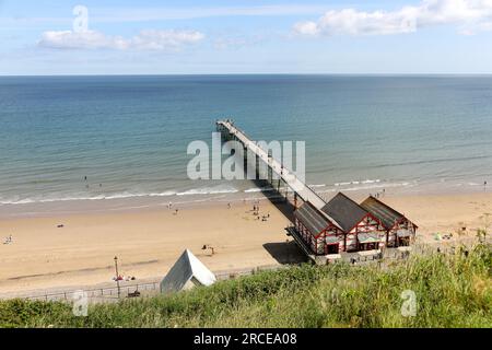Saltburn Pier und Strand im Sommer, Saltburn-by-the-Sea, North Yorkshire, Großbritannien Stockfoto