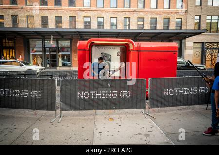 Der Mitbegründer Carl Pei vertreibt Telefone an die ersten Anwender, die das Smartphone am Donnerstag, den 13. Juli 2023 im Meatpacking District in New York im Rahmen der Werbeaktion des „Nothing“-Smartphones (2) kaufen. Die zweite Version des Smartphones des Unternehmens wird für $599 verkauft und wird der breiten Öffentlichkeit (nicht nur Menschen, die stundenlang online warten, um als erste Adopter zu fungieren) am 17. Juli zur Verfügung stehen (© Richard B. Levine). Stockfoto