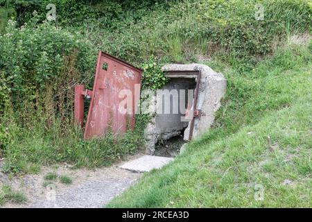 Der Eingangstunnel zum Drop Redoubt in den westlichen Höhen von Dover. Stockfoto