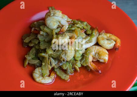 Indonesisches würziges, gebratenes Gericht, das bittere Kürbisse mit saftigen Garnelen kombiniert. Lebensmittelfotografie Stockfoto