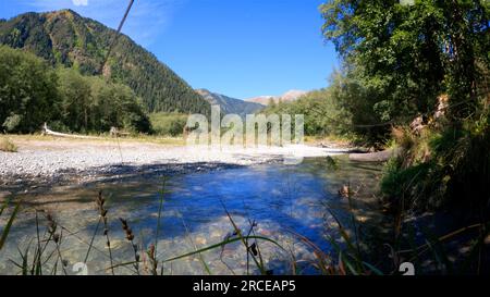 Kleiner, klarer, kalter Bach mit Felssteinen im Arkhyz Gebirgskamm - Foto der Natur Stockfoto