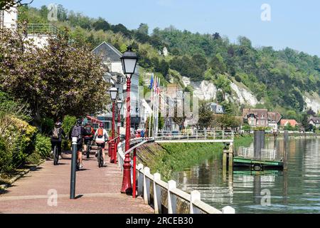 Pfad entlang der seine in La Bouille | Chemin de Promenade le Long de La seine a La Bouille Stockfoto