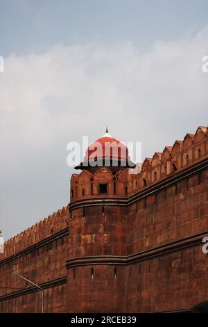 Rote Fort Mauer mit einem wunderschönen Himmel Stockfoto