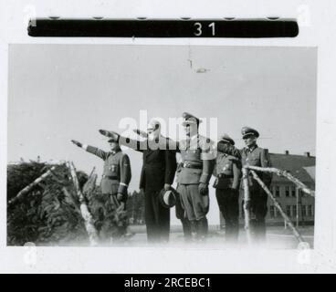 SS-Fotograf Eines Norwegische SS 1943 Feldausbildung, Einberufungszeremonie, Winterszenen mit Soldaten im Dorf Bilder, die die Frontaktivitäten der Waffen-SS-Einheiten an der westlichen und östlichen Front, einschließlich Polen, Frankreich, Balkan, Italien, darstellen Und Russland sowie Trainingsübungen, Porträts von Einzelpersonen und Gruppenansichten und Szenen von Städten und der lokalen Bevölkerung. Stockfoto