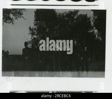 SS-Fotograf Eines Norwegische SS 1943 Feldausbildung, Einberufungszeremonie, Winterszenen mit Soldaten im Dorf Bilder, die die Frontaktivitäten der Waffen-SS-Einheiten an der westlichen und östlichen Front, einschließlich Polen, Frankreich, Balkan, Italien, darstellen Und Russland sowie Trainingsübungen, Porträts von Einzelpersonen und Gruppenansichten und Szenen von Städten und der lokalen Bevölkerung. Stockfoto