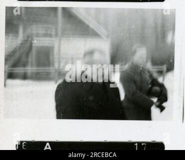 SS-Fotograf Eines Norwegische SS 1943 Feldausbildung, Einberufungszeremonie, Winterszenen mit Soldaten im Dorf Bilder, die die Frontaktivitäten der Waffen-SS-Einheiten an der westlichen und östlichen Front, einschließlich Polen, Frankreich, Balkan, Italien, darstellen Und Russland sowie Trainingsübungen, Porträts von Einzelpersonen und Gruppenansichten und Szenen von Städten und der lokalen Bevölkerung. Stockfoto