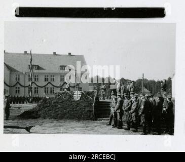 SS-Fotograf Eines Norwegische SS 1943 Feldausbildung, Einberufungszeremonie, Winterszenen mit Soldaten im Dorf Bilder, die die Frontaktivitäten der Waffen-SS-Einheiten an der westlichen und östlichen Front, einschließlich Polen, Frankreich, Balkan, Italien, darstellen Und Russland sowie Trainingsübungen, Porträts von Einzelpersonen und Gruppenansichten und Szenen von Städten und der lokalen Bevölkerung. Stockfoto