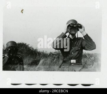 SS-Fotograf Eines Norwegische SS 1943 Feldausbildung, Einberufungszeremonie, Winterszenen mit Soldaten im Dorf Bilder, die die Frontaktivitäten der Waffen-SS-Einheiten an der westlichen und östlichen Front, einschließlich Polen, Frankreich, Balkan, Italien, darstellen Und Russland sowie Trainingsübungen, Porträts von Einzelpersonen und Gruppenansichten und Szenen von Städten und der lokalen Bevölkerung. Stockfoto