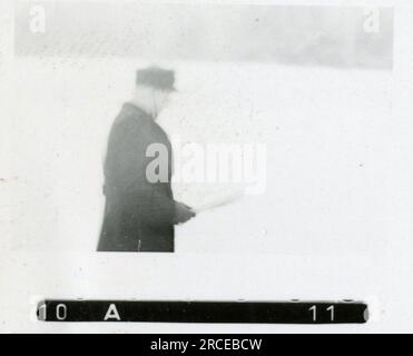 SS-Fotograf Eines Norwegische SS 1943 Feldausbildung, Einberufungszeremonie, Winterszenen mit Soldaten im Dorf Bilder, die die Frontaktivitäten der Waffen-SS-Einheiten an der westlichen und östlichen Front, einschließlich Polen, Frankreich, Balkan, Italien, darstellen Und Russland sowie Trainingsübungen, Porträts von Einzelpersonen und Gruppenansichten und Szenen von Städten und der lokalen Bevölkerung. Stockfoto