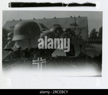 SS-Fotograf Eines Norwegische SS 1943 Feldausbildung, Einberufungszeremonie, Winterszenen mit Soldaten im Dorf Bilder, die die Frontaktivitäten der Waffen-SS-Einheiten an der westlichen und östlichen Front, einschließlich Polen, Frankreich, Balkan, Italien, darstellen Und Russland sowie Trainingsübungen, Porträts von Einzelpersonen und Gruppenansichten und Szenen von Städten und der lokalen Bevölkerung. Stockfoto