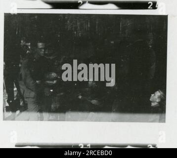 SS-Fotograf Eines Norwegische SS 1943 Feldausbildung, Einberufungszeremonie, Winterszenen mit Soldaten im Dorf Bilder, die die Frontaktivitäten der Waffen-SS-Einheiten an der westlichen und östlichen Front, einschließlich Polen, Frankreich, Balkan, Italien, darstellen Und Russland sowie Trainingsübungen, Porträts von Einzelpersonen und Gruppenansichten und Szenen von Städten und der lokalen Bevölkerung. Stockfoto