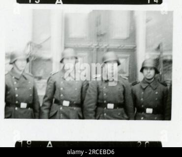 SS-Fotograf Eines Norwegische SS 1943 Feldausbildung, Einberufungszeremonie, Winterszenen mit Soldaten im Dorf Bilder, die die Frontaktivitäten der Waffen-SS-Einheiten an der westlichen und östlichen Front, einschließlich Polen, Frankreich, Balkan, Italien, darstellen Und Russland sowie Trainingsübungen, Porträts von Einzelpersonen und Gruppenansichten und Szenen von Städten und der lokalen Bevölkerung. Stockfoto