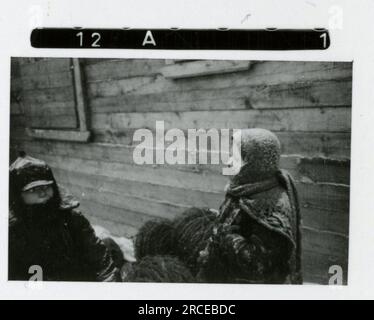 SS-Fotograf Eines Norwegische SS 1943 Feldausbildung, Einberufungszeremonie, Winterszenen mit Soldaten im Dorf Bilder, die die Frontaktivitäten der Waffen-SS-Einheiten an der westlichen und östlichen Front, einschließlich Polen, Frankreich, Balkan, Italien, darstellen Und Russland sowie Trainingsübungen, Porträts von Einzelpersonen und Gruppenansichten und Szenen von Städten und der lokalen Bevölkerung. Stockfoto