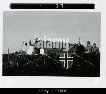 SS-Fotograf Eines Norwegische SS 1943 Feldausbildung, Einberufungszeremonie, Winterszenen mit Soldaten im Dorf Bilder, die die Frontaktivitäten der Waffen-SS-Einheiten an der westlichen und östlichen Front, einschließlich Polen, Frankreich, Balkan, Italien, darstellen Und Russland sowie Trainingsübungen, Porträts von Einzelpersonen und Gruppenansichten und Szenen von Städten und der lokalen Bevölkerung. Stockfoto