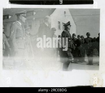 SS-Fotograf Eines Norwegische SS 1943 Feldausbildung, Einberufungszeremonie, Winterszenen mit Soldaten im Dorf Bilder, die die Frontaktivitäten der Waffen-SS-Einheiten an der westlichen und östlichen Front, einschließlich Polen, Frankreich, Balkan, Italien, darstellen Und Russland sowie Trainingsübungen, Porträts von Einzelpersonen und Gruppenansichten und Szenen von Städten und der lokalen Bevölkerung. Stockfoto