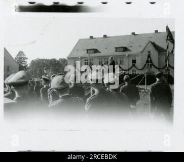 SS-Fotograf Eines Norwegische SS 1943 Feldausbildung, Einberufungszeremonie, Winterszenen mit Soldaten im Dorf Bilder, die die Frontaktivitäten der Waffen-SS-Einheiten an der westlichen und östlichen Front, einschließlich Polen, Frankreich, Balkan, Italien, darstellen Und Russland sowie Trainingsübungen, Porträts von Einzelpersonen und Gruppenansichten und Szenen von Städten und der lokalen Bevölkerung. Stockfoto