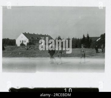 SS-Fotograf Eines Norwegische SS 1943 Feldausbildung, Einberufungszeremonie, Winterszenen mit Soldaten im Dorf Bilder, die die Frontaktivitäten der Waffen-SS-Einheiten an der westlichen und östlichen Front, einschließlich Polen, Frankreich, Balkan, Italien, darstellen Und Russland sowie Trainingsübungen, Porträts von Einzelpersonen und Gruppenansichten und Szenen von Städten und der lokalen Bevölkerung. Stockfoto