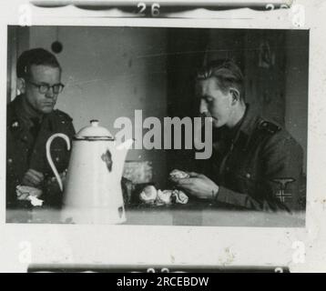 SS-Fotograf Eines Norwegische SS 1943 Feldausbildung, Einberufungszeremonie, Winterszenen mit Soldaten im Dorf Bilder, die die Frontaktivitäten der Waffen-SS-Einheiten an der westlichen und östlichen Front, einschließlich Polen, Frankreich, Balkan, Italien, darstellen Und Russland sowie Trainingsübungen, Porträts von Einzelpersonen und Gruppenansichten und Szenen von Städten und der lokalen Bevölkerung. Stockfoto