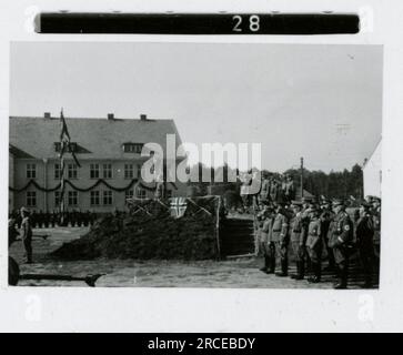 SS-Fotograf Eines Norwegische SS 1943 Feldausbildung, Einberufungszeremonie, Winterszenen mit Soldaten im Dorf Bilder, die die Frontaktivitäten der Waffen-SS-Einheiten an der westlichen und östlichen Front, einschließlich Polen, Frankreich, Balkan, Italien, darstellen Und Russland sowie Trainingsübungen, Porträts von Einzelpersonen und Gruppenansichten und Szenen von Städten und der lokalen Bevölkerung. Stockfoto