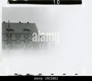 SS-Fotograf Eines Norwegische SS 1943 Feldausbildung, Einberufungszeremonie, Winterszenen mit Soldaten im Dorf Bilder, die die Frontaktivitäten der Waffen-SS-Einheiten an der westlichen und östlichen Front, einschließlich Polen, Frankreich, Balkan, Italien, darstellen Und Russland sowie Trainingsübungen, Porträts von Einzelpersonen und Gruppenansichten und Szenen von Städten und der lokalen Bevölkerung. Stockfoto