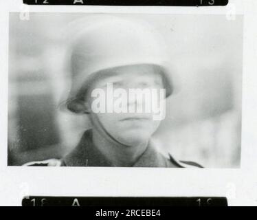 SS-Fotograf Eines Norwegische SS 1943 Feldausbildung, Einberufungszeremonie, Winterszenen mit Soldaten im Dorf Bilder, die die Frontaktivitäten der Waffen-SS-Einheiten an der westlichen und östlichen Front, einschließlich Polen, Frankreich, Balkan, Italien, darstellen Und Russland sowie Trainingsübungen, Porträts von Einzelpersonen und Gruppenansichten und Szenen von Städten und der lokalen Bevölkerung. Stockfoto
