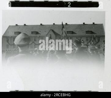 SS-Fotograf Eines Norwegische SS 1943 Feldausbildung, Einberufungszeremonie, Winterszenen mit Soldaten im Dorf Bilder, die die Frontaktivitäten der Waffen-SS-Einheiten an der westlichen und östlichen Front, einschließlich Polen, Frankreich, Balkan, Italien, darstellen Und Russland sowie Trainingsübungen, Porträts von Einzelpersonen und Gruppenansichten und Szenen von Städten und der lokalen Bevölkerung. Stockfoto
