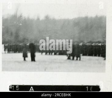 SS-Fotograf Eines Norwegische SS 1943 Feldausbildung, Einberufungszeremonie, Winterszenen mit Soldaten im Dorf Bilder, die die Frontaktivitäten der Waffen-SS-Einheiten an der westlichen und östlichen Front, einschließlich Polen, Frankreich, Balkan, Italien, darstellen Und Russland sowie Trainingsübungen, Porträts von Einzelpersonen und Gruppenansichten und Szenen von Städten und der lokalen Bevölkerung. Stockfoto