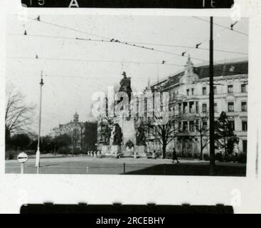 SS-Fotograf Eines Norwegische SS 1943 Feldausbildung, Einberufungszeremonie, Winterszenen mit Soldaten im Dorf Bilder, die die Frontaktivitäten der Waffen-SS-Einheiten an der westlichen und östlichen Front, einschließlich Polen, Frankreich, Balkan, Italien, darstellen Und Russland sowie Trainingsübungen, Porträts von Einzelpersonen und Gruppenansichten und Szenen von Städten und der lokalen Bevölkerung. Stockfoto