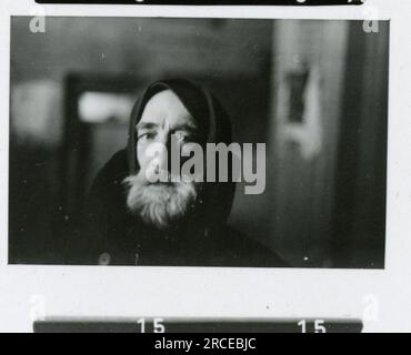 SS-Fotograf Eines Norwegische SS 1943 Feldausbildung, Einberufungszeremonie, Winterszenen mit Soldaten im Dorf Bilder, die die Frontaktivitäten der Waffen-SS-Einheiten an der westlichen und östlichen Front, einschließlich Polen, Frankreich, Balkan, Italien, darstellen Und Russland sowie Trainingsübungen, Porträts von Einzelpersonen und Gruppenansichten und Szenen von Städten und der lokalen Bevölkerung. Stockfoto