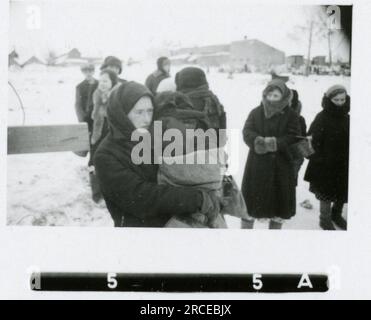 SS-Fotograf Eines Norwegische SS 1943 Feldausbildung, Einberufungszeremonie, Winterszenen mit Soldaten im Dorf Bilder, die die Frontaktivitäten der Waffen-SS-Einheiten an der westlichen und östlichen Front, einschließlich Polen, Frankreich, Balkan, Italien, darstellen Und Russland sowie Trainingsübungen, Porträts von Einzelpersonen und Gruppenansichten und Szenen von Städten und der lokalen Bevölkerung. Stockfoto