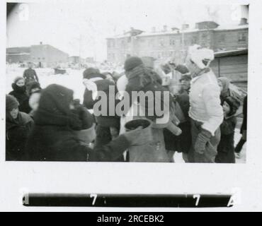 SS-Fotograf Eines Norwegische SS 1943 Feldausbildung, Einberufungszeremonie, Winterszenen mit Soldaten im Dorf Bilder, die die Frontaktivitäten der Waffen-SS-Einheiten an der westlichen und östlichen Front, einschließlich Polen, Frankreich, Balkan, Italien, darstellen Und Russland sowie Trainingsübungen, Porträts von Einzelpersonen und Gruppenansichten und Szenen von Städten und der lokalen Bevölkerung. Stockfoto
