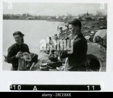 SS-Fotograf Eines Norwegische SS 1943 Feldausbildung, Einberufungszeremonie, Winterszenen mit Soldaten im Dorf Bilder, die die Frontaktivitäten der Waffen-SS-Einheiten an der westlichen und östlichen Front, einschließlich Polen, Frankreich, Balkan, Italien, darstellen Und Russland sowie Trainingsübungen, Porträts von Einzelpersonen und Gruppenansichten und Szenen von Städten und der lokalen Bevölkerung. Stockfoto