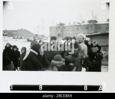 SS-Fotograf Eines Norwegische SS 1943 Feldausbildung, Einberufungszeremonie, Winterszenen mit Soldaten im Dorf Bilder, die die Frontaktivitäten der Waffen-SS-Einheiten an der westlichen und östlichen Front, einschließlich Polen, Frankreich, Balkan, Italien, darstellen Und Russland sowie Trainingsübungen, Porträts von Einzelpersonen und Gruppenansichten und Szenen von Städten und der lokalen Bevölkerung. Stockfoto
