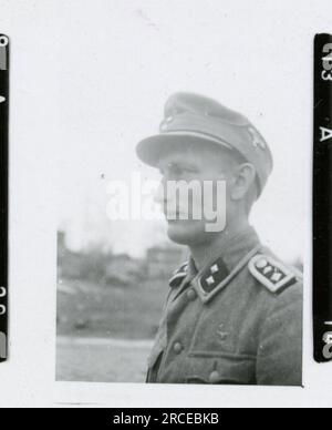 SS-Fotograf Eines Norwegische SS 1943 Feldausbildung, Einberufungszeremonie, Winterszenen mit Soldaten im Dorf Bilder, die die Frontaktivitäten der Waffen-SS-Einheiten an der westlichen und östlichen Front, einschließlich Polen, Frankreich, Balkan, Italien, darstellen Und Russland sowie Trainingsübungen, Porträts von Einzelpersonen und Gruppenansichten und Szenen von Städten und der lokalen Bevölkerung. Stockfoto