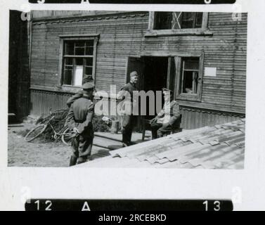 SS-Fotograf Eines Norwegische SS 1943 Feldausbildung, Einberufungszeremonie, Winterszenen mit Soldaten im Dorf Bilder, die die Frontaktivitäten der Waffen-SS-Einheiten an der westlichen und östlichen Front, einschließlich Polen, Frankreich, Balkan, Italien, darstellen Und Russland sowie Trainingsübungen, Porträts von Einzelpersonen und Gruppenansichten und Szenen von Städten und der lokalen Bevölkerung. Stockfoto