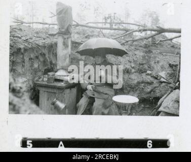 SS-Fotograf Eines Norwegische SS 1943 Feldausbildung, Einberufungszeremonie, Winterszenen mit Soldaten im Dorf Bilder, die die Frontaktivitäten der Waffen-SS-Einheiten an der westlichen und östlichen Front, einschließlich Polen, Frankreich, Balkan, Italien, darstellen Und Russland sowie Trainingsübungen, Porträts von Einzelpersonen und Gruppenansichten und Szenen von Städten und der lokalen Bevölkerung. Stockfoto