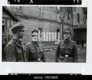 SS-Fotograf Eines Norwegische SS 1943 Feldausbildung, Einberufungszeremonie, Winterszenen mit Soldaten im Dorf Bilder, die die Frontaktivitäten der Waffen-SS-Einheiten an der westlichen und östlichen Front, einschließlich Polen, Frankreich, Balkan, Italien, darstellen Und Russland sowie Trainingsübungen, Porträts von Einzelpersonen und Gruppenansichten und Szenen von Städten und der lokalen Bevölkerung. Stockfoto