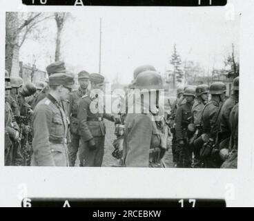 SS-Fotograf Eines Norwegische SS 1943 Feldausbildung, Einberufungszeremonie, Winterszenen mit Soldaten im Dorf Bilder, die die Frontaktivitäten der Waffen-SS-Einheiten an der westlichen und östlichen Front, einschließlich Polen, Frankreich, Balkan, Italien, darstellen Und Russland sowie Trainingsübungen, Porträts von Einzelpersonen und Gruppenansichten und Szenen von Städten und der lokalen Bevölkerung. Stockfoto