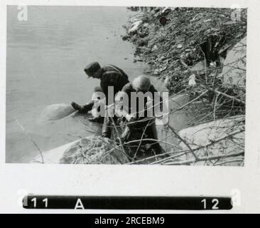 SS-Fotograf Eines Norwegische SS 1943 Feldausbildung, Einberufungszeremonie, Winterszenen mit Soldaten im Dorf Bilder, die die Frontaktivitäten der Waffen-SS-Einheiten an der westlichen und östlichen Front, einschließlich Polen, Frankreich, Balkan, Italien, darstellen Und Russland sowie Trainingsübungen, Porträts von Einzelpersonen und Gruppenansichten und Szenen von Städten und der lokalen Bevölkerung. Stockfoto