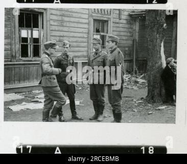 SS-Fotograf Eines Norwegische SS 1943 Feldausbildung, Einberufungszeremonie, Winterszenen mit Soldaten im Dorf Bilder, die die Frontaktivitäten der Waffen-SS-Einheiten an der westlichen und östlichen Front, einschließlich Polen, Frankreich, Balkan, Italien, darstellen Und Russland sowie Trainingsübungen, Porträts von Einzelpersonen und Gruppenansichten und Szenen von Städten und der lokalen Bevölkerung. Stockfoto