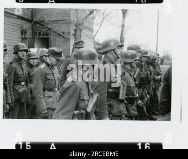 SS-Fotograf Eines Norwegische SS 1943 Feldausbildung, Einberufungszeremonie, Winterszenen mit Soldaten im Dorf Bilder, die die Frontaktivitäten der Waffen-SS-Einheiten an der westlichen und östlichen Front, einschließlich Polen, Frankreich, Balkan, Italien, darstellen Und Russland sowie Trainingsübungen, Porträts von Einzelpersonen und Gruppenansichten und Szenen von Städten und der lokalen Bevölkerung. Stockfoto