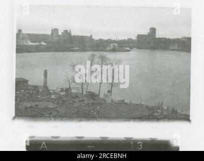 SS-Fotograf Einser Denmark (Frikorps Danmark) SS 1944 Zerstörungsszenen der Stadt, Zeremonie der Einheit im Außendienst Bilder, die die Frontaktivitäten der Waffen-SS-Einheiten an der westlichen und östlichen Front, einschließlich Polen, Frankreich, Balkan, Italien, Und Russland sowie Trainingsübungen, Porträts von Einzelpersonen und Gruppenansichten und Szenen von Städten und der lokalen Bevölkerung. Stockfoto